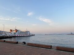 宿から歩いて15分くらいで高松港に。

ちょうど直島の船が。
波も穏やかで平和だなあ。