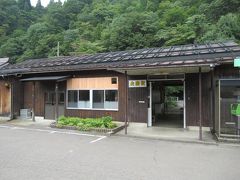 北濃駅は木造の駅舎。無人駅です。