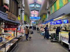 近江町市場に戻って来るととオープンしていて

少し客が来ていましたが

コロナ以前に戻るのはいつになるのでしょうか

日本経済が破綻しないか心配な今日このごろですね