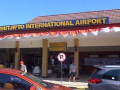 ４７＜空港到着＞
ジョグジャカルタの「アディスチプト国際空港」に到着。
国際空港とはいっても、国際線は、シンガポール行きとクアラルンプール行きの２本だけで、ほとんど国内線ばかりです。
