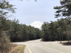 中央自動車道の河口湖インターからちょっと行った場所に山梨県立富士山世界遺産センターがあります。
ただ、新型コロナの影響で休館だったです。
残念。