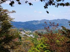 遠くに、金峯山寺が見えます。
あの横を通ってきたので、だいぶ登ってきたのがわかります