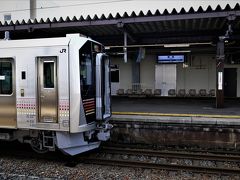 鶴岡にて。
これから乗る下り普通列車と待ち合わせの上り普通。

羽越線もこれがあたりまえになったんだなぁ