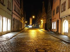 ロマンティック街道と古城街道が交差する商業の街ローテンブルク
プレーンラインなど中世の町並みが有名です…

ハイデルベルクからローテンブルクへ移動
到着は夜になりました。
ここはローテンブルクのシュランネン広場
から歩いてすぐのガルゲン門のところです。