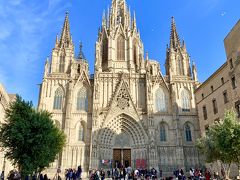 ★ カテドラル 
Cathedral of Santa Eulalia

ゴシック地区で一番目立っているのは、このカテドラルです。
初日も来ましたが、今日も長蛇の列だったので、内部見学を諦めました。

ここもカタル－ニャ連合王国時代(12世紀頃？)に建てられ、現在の建物は20世紀初頭のものとありました。
バルセロナの守護聖女エウラリア『La Seu』を祀っているので、サンタ・エウラリア大聖堂と呼ばれています。