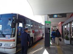 長崎空港から島原鉄道バスで諫早駅へ（640円）。
少し早着したので想定より早い特急バスに乗ることができました。