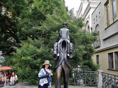 そしての、スペイン・シナゴーグの建物の入り口にひときわ変わった銅像があります。

このブロンズ像は、かの有名なプラハの作家フランツ・カフカ。

カフカの作品「ある戦いの記録」をモチーフにして制作されているこの像の大きさは、なんと高さ3.75m、重さは800kg。透明人間のように、中身のない大男の肩に乗るのはカフカ本人です。カフカの作品のコンセプトである世界は言葉と知覚によって変化するというものを表しているらしい・・

「変身」昔、読んだけど。カフカもカミュとか、流行りの作家さんだったね。
