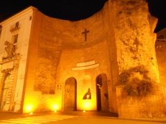 共和国広場に面して建つ廃墟のような建物。ミケランジェロが設計した
サンタ・マリア・デッリ・アンジェリ教会。夜はライトアップされて神秘的。