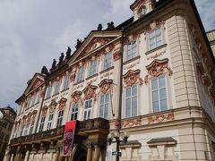 キンスキー宮殿。

過去の歴史的な人物や出来事と関わりの深い場所です。オーストリアのノーベル賞受賞作家「ベルタ・フォン・ズットナー」が1742年にこの宮殿で生まれたのを始め、19世紀にドイツ語教育の学校として宮殿が使用されていた時は、チェコ作家「フランツ・カフカ」が、この宮殿でドイツ語を学びました・・とさ。