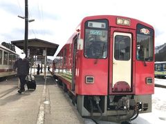 もっと乗っていたかったけど、あっという間に次の目的地、阿仁合駅に到着。
お隣に停まっている赤い列車も可愛いねぇ。

11:29着　阿仁合