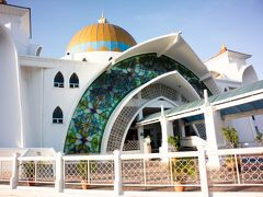 昨日はアフタヌーンティーでまったりたりして意外と観光できていないよね、ということで2泊目は早起きして日本の観光情報で水上モスクや海峡モスクと書かれている「Masjid Selat Melaka」へGrabで向かいます。

内部も見学させてもらえるのかなと思ったら、早朝だったからかNGとのこと。

