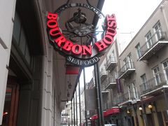 人気の高いバーボン ストリートには、ジャズクラブ、ケイジャン料理店、強いカクテルを供する賑やかなバーがあります。

'' バーボンハウス'' シーフードレストランに入りました。