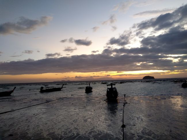 4日目<br />リぺでの3回目の日の出を拝みに<br />サンライズビーチへ<br />今日はイマイチ！