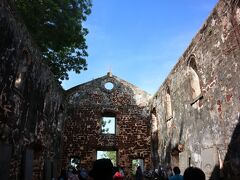 そのあと、丘をのぼって、セントポール教会跡を見学します。