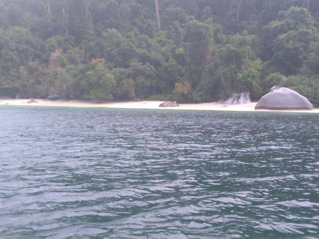 リぺの裏あたり<br />無人島っぽい