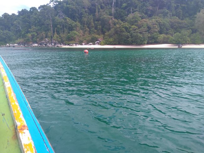 Koh Adangの北側まで来ました。<br />この辺でスノーケル開始！<br />