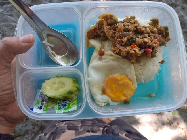 ランチはガパオでした。<br />それ程辛くもなく。<br />でも、美味しかったー！