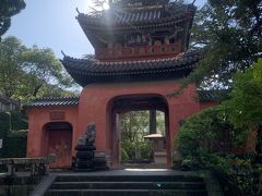 最終日、いい天気過ぎる！帽子と日傘（雨晴兼用傘）でいざ、神社仏閣+教会巡り開始！九州で天気がいいってのは本当に気持ちがいいんですね。確かに紫外線には気を付けなきゃですが、こういうガッツリ日差し、私は大好きです。札幌でいうところの真夏の恰好して歩けます！

長崎三福寺の一つ、まずは崇福寺です。

長崎三福寺とは、江戸時代初期に、長崎に創建された3ヶ寺の唐寺の総称である。唐三か寺（とうさんかじ）とも称される　そうです　wikiより（笑）。



北海道にもあるのかもしれませんが、まずは私の近場にはないので、雰囲気もロマンもあって歩くのがとても楽しい。

まだこの時は御朱印帳を用意してなくて。残念！