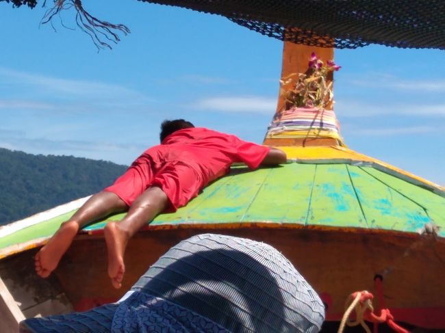 その後、次の島へ<br />走ってる中、船の先っぽで熟睡とは凄い！<br />将来はいい船頭になってね！