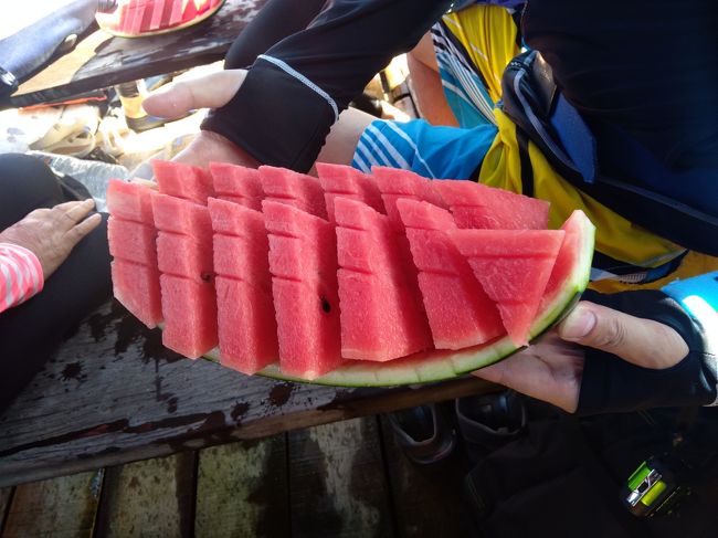 その後船に戻り、スイカが配給されました。<br />自分的には苦手な食べ物で……。<br />殆ど韓国人3姉妹にあげちゃいました。