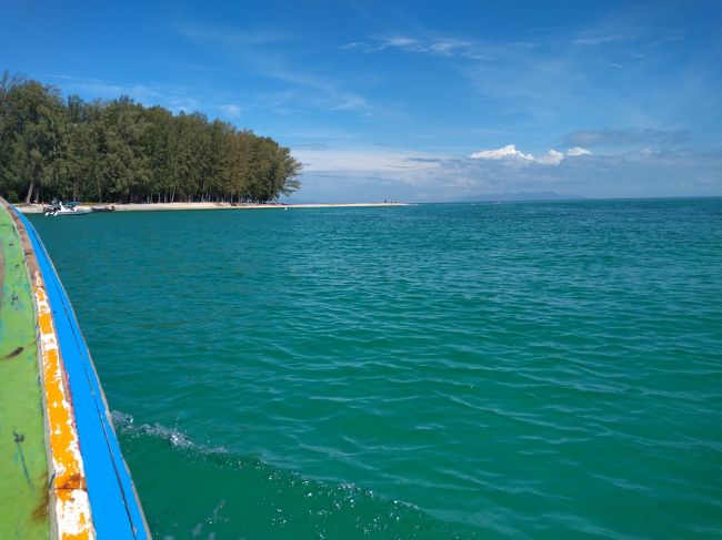 リぺの対岸Ko Adangに<br />宿泊しているゲストを送るため