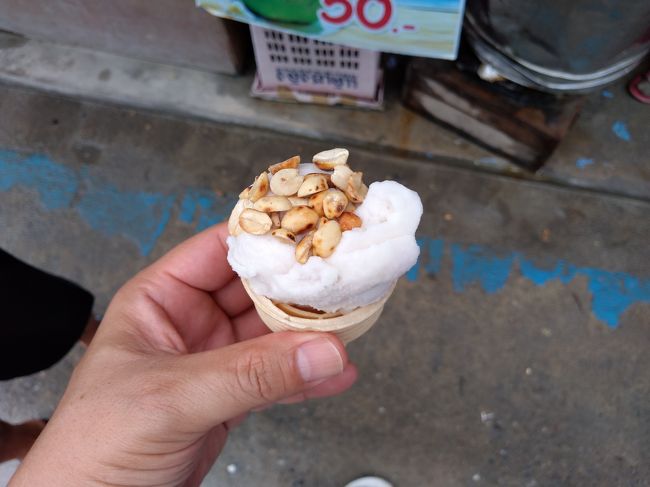 その後、ココナッツアイスを買いに<br />30BHTだったか。<br />美味しいですよー