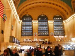 メトロで移動し、Grand Centralへ。
駅舎の美しさもさることながら、飲食店や商店が多くある有名な駅。

多くの人で賑わう駅舎内。
ここにも多くの観光客が集まっている。
