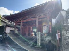 興福寺。2/長崎三福寺
元和6年（1620）に渡来した真円によって開基されたわが国最初の唐寺by長崎旅ネット。

なんとなく先に写真を撮っている家族が、他人への協力体制がまったく見えない自己中心的な人たちで、ちょっとムカついた。観光客はあんた達だけじゃないんだよ。とそれ以外の全員が思ってたに違いない。