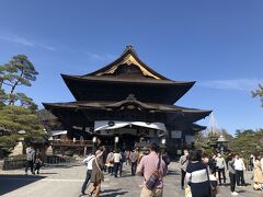 そしてこれが善光寺
それにしてもキレイな青空だ！