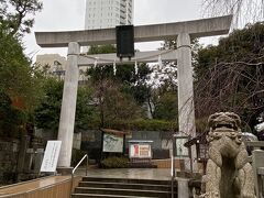 美術館を後にして、近くにある乃木神社に立ち寄りました。

明治天皇が崩御した時に殉死した乃木将軍を祀ることを目的として、大正十二年に鎮座された神社です。