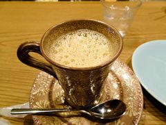 京都に着いたら、まずはこちらへ。
市川屋珈琲さんで朝ごはん。

朝なのでカフェラテ。

カウンター席だったので、マスターがミルクを小鍋で温めているのも間近で見ながら。

優しい味で美味しい！今回もごちそうさまでした。