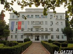 １７時５６分、ポドゴリッァ市庁舎をチラ見してさらに歩きます。