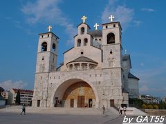 現在１８時２７分、観光案内所から歩いて３７分でモンテネグロで最大の教会ハリストス復活大聖堂に到着。
１９９３年に起工し２０１３年に完成した新しいセルビア正教の教会です。
観光名所が殆どないポドゴリッァで数少ない観光ポイント。