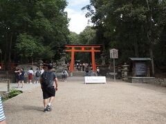 13：37　やはり土曜のこの時間は春日大社の駐車場は満車。
高畑の一般駐車場に車を預けて、春日大社に向かうのですが、裏の下の禰宜道は台風の被害で閉鎖中。

つれはそんなのお構いなしで「見たい」という。
ここで拒否すれば、ご機嫌斜めになるし、このあと何年もボケて記憶が無くなるまで文句を言われ続けそうなんで、本殿まで1300mをただひたすら、急ぎ足で歩くことに。