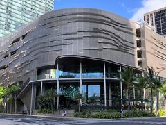 ハワイ・ワードエリア『Whole Foods Market』

2018年5月9日にオープンしたスーパーマーケット
『ホールフーズマーケット クイーン店』の外観の写真。

レアレアトロリーの停留所から2～3分の場所にあります。
こちらがオープンして以来、毎年訪れています。

https://eu.wholefoodsmarket.com/ 