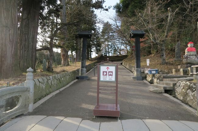 中尊寺への山道です。だいたいお寺というものは山の上にあります。ここもこの急な坂道を登らなくてはいけません。お寺巡りは体力のあるうちにしないと無理ですね。。