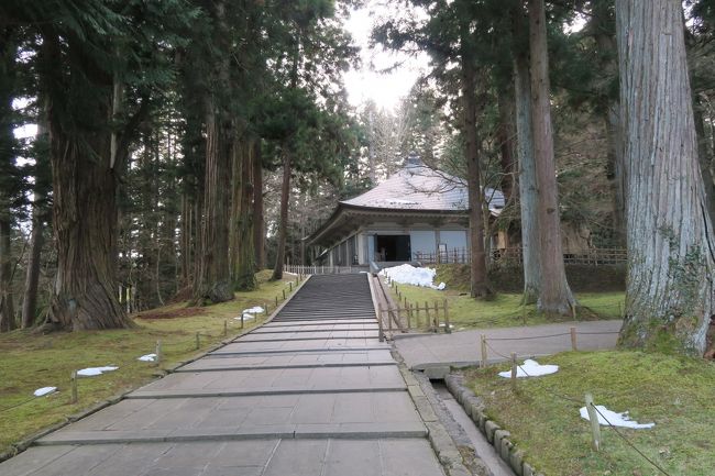 こちらが金色堂です。今は金色堂は保護のためこの建物の中に安置されています。残念ながら金色堂は撮影禁止のため写真はありませんが、素晴らしく金色に輝いたお堂でした。ここまで上って来た価値がありましたね。