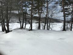 しばらく車窓を眺めていると、湖らしきところ（あとで調べたら岩洞湖）ではワカサギ釣りのテントが乱立大盛況。