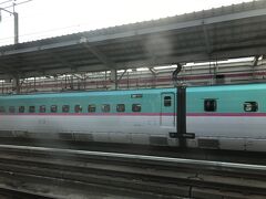 福島駅に到着します。ちょうど下り「やまびこ61号」が発車していきました。