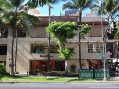 ハワイ・ワイキキ『Royal Hawaiian Center』B館1F、2F

『ロイヤルハワイアンセンター』にある「サルヴァトーレ・フェラガモ」
の写真。 

ここまでの旅行記はこちら↓

<2019年ハワイの最新グルメ情報☆ビジネスクラス♪
カカアコ・ワード・アラモアナ・ワイキキ！
リッツ・カールトンに新タワー完成♪ディオールカフェ>

https://4travel.jp/travelogue/11555431

<ハワイ☆『成田国際空港』第1ターミナルのスカイチームの
航空会社ラウンジ『デルタスカイクラブ』＆『KALラウンジ』、
プライオリティパスで入れるカードラウンジ
『IASS エグゼクティブ ラウンジ1』＆『TEIラウンジ』>

https://4travel.jp/travelogue/11561583

<ハワイ ① デルタ航空DL180便（B767-300ER）のビジネスクラス
「デルタ・ワン」搭乗記☆機内サービス、
『ダニエル・K・イノウエ国際空港』からワイキキへの移動手段>

https://4travel.jp/travelogue/11566242

<ハワイ ② 『ヒルトン・ガーデン・イン・ワイキキ・ビーチ』宿泊記★
お部屋、アメニティ、眺望、プール、ジム、無料ヨガ、
チャーリーズ・タクシーを利用>

https://4travel.jp/travelogue/11575109

<ハワイ ③ ワイキキ散策★『ザ・リッツ・カールトン・レジデンス、
ワイキキビーチ』の新ダイヤモンドヘッドタワー、プール、
2019年8月にオープンしたイタリアンダイニング【キオラ】＆
フレンチダイニング【ラヴィ】、ヒルトンの花火♪
【サンライズ・シャック】のアサイーボウル>

https://4travel.jp/travelogue/11591212

<ハワイ ④ 『アラモアナセンター』★パンケーキ＆アサイー♪
【Dior Cafe】【リリハベーカリー】【ピエールマルコリーニ 
ハワイ店】、レアレアトロリーの路線図>

https://4travel.jp/travelogue/11599497

<ハワイ ⑤ 2019年6月『マーシャルズ』アラモアナ店がオープン！
『メイシーズ』『ブルーミングデールズ』『ニーマン・マーカス』
「エピキュア」人気ポケ丼【マグロブラザーズ ワイキキ店】>

https://4travel.jp/travelogue/11602322

<ハワイ ⑥ 2019年11月恵比寿に【ザ ピッグ アンド ザ レディ】が
日本初上陸★浜辺で朝食♪マカダミアナッツパンケーキ★
【アイランド・ヴィンテージ・ワインバー】【カイコーヒー3号店】>

https://4travel.jp/travelogue/11604088

<ハワイ ⑦ ワード・カカアコ★ ウォールアート巡り♪
『オハナ・ハレ・マーケットプレイス』
2019年9月オープンの【クリーム アンド シュガー】、
『ダウン トゥ アース オーガニック＆ナチュラル カカアコ』>

https://4travel.jp/travelogue/11604781

<ハワイ ⑧ 魔法の激安美肌水、『ソルト・アット・アワ・カカアコ』
ランチ★【フィッシュ・ホノルル】ハッピーアワーも♪
『ウォルマート』＆『ターゲット』アラモアナセンター店＆
『サックス・フィフス・アベニュー・オフ・フィフス』>

https://4travel.jp/travelogue/11609174

<ハワイ ⑨ 『ヒルトン・ガーデン・イン・ワイキキ・ビーチ』
スイートルーム宿泊記★最上階からは海も♪ヒルトン・オナーズの
ダイヤモンドメンバー特典でアップグレード>

https://4travel.jp/travelogue/11610370