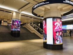 ６：２５

おはようございます(σω-)。о゜

眠い目をこすりながら伊丹空港へ向かいます。

日曜の朝は梅田駅もさすがに空いてますね。

柱周りにどどーん！と宝塚歌劇の広告が☆