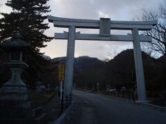 既に夕方で比叡山へは行く事は出来るが戻れないとの事で日吉大社にお参り