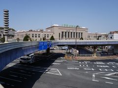 アメ横を抜け、上野駅の前に出る。
一時は、超高層ビルへの建て替えの計画もあった上野駅だが、多くの反対の声のおかげで、変わらぬ駅舎と空の広がりが見られるのが嬉しい。