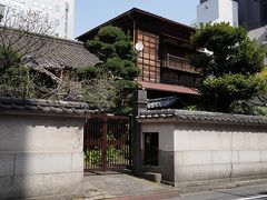 それでも、街の中には木造の家も僅かに残っている。
蓮城寺と言う寺の住居部分のようだった。
温かみを感じない建物に囲まれて、そこだけ陽だまりのようだった。