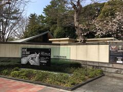 庭園美術館。
以前にも桜の時期に来たことがあり、和洋の庭園と桜の競演が見事でした。
この日は休館。