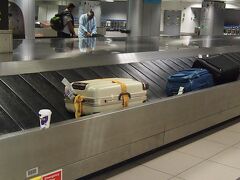 着きましたよ～リスボン！TripCaseによれば23分も早く着いたっぽいです。

not euro の黒いゲートから（黒って！）入ります。
すぐ前にも日本人女性が。「どこから？」とお声掛けいただきました。
「札幌です」「あら～、私横浜なんです」「疲れましたねー」って。


余談ですが、これ嫌がる人が居る会話ですね（苦笑）。「なんで都市名で言うんかね」と指摘を受けたことがあります。札幌以外の人は「北海道です」って言うくせに！って。「だいたいそういうヤツは札幌、横浜、名古屋、ときどき仙台・金沢だね」って。えらいスイマセン。でも言っちゃうわ。