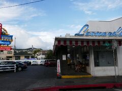 ホテルへ戻ったら、シャワー浴びて着替える。

その後は天気も良かったので、散歩がてらカパフルにあるレナーズベーカリーへ行くことに。
歩いて30分ぐらいかな。
日本でも有名なマラサダを販売しているお店。

明日の朝食用として合計10個買って、$15.45
ハワイの朝食としてはお安いかも。。。