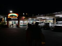 今日の夕食はこのカパフル通り沿いにあるオアフ島での元祖ロコモコのお店、レインボードライブインで食べることに。