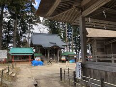 手前が能楽殿、奥が神社です。