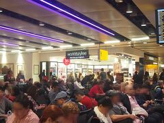 ヒースローつきました。ハロウィン真っ盛り（興味なし）。

着陸前に今回の遅延で、乗継が出来ない場所がアナウンスされたので、必死で聞きました。でもリスボンはなかったので、あれだけ遅延しても時間通りに着くというラッキーな出だしと思うしかない。ミラノ、ウィーン、その他数か所が翌朝一便目での移動となるということで、ヒースローに着いたら、各目的地の詳細が書いてあるホワイトボードがたくさんあって大変そうなのを横目に、また乗継ターミナルへ。